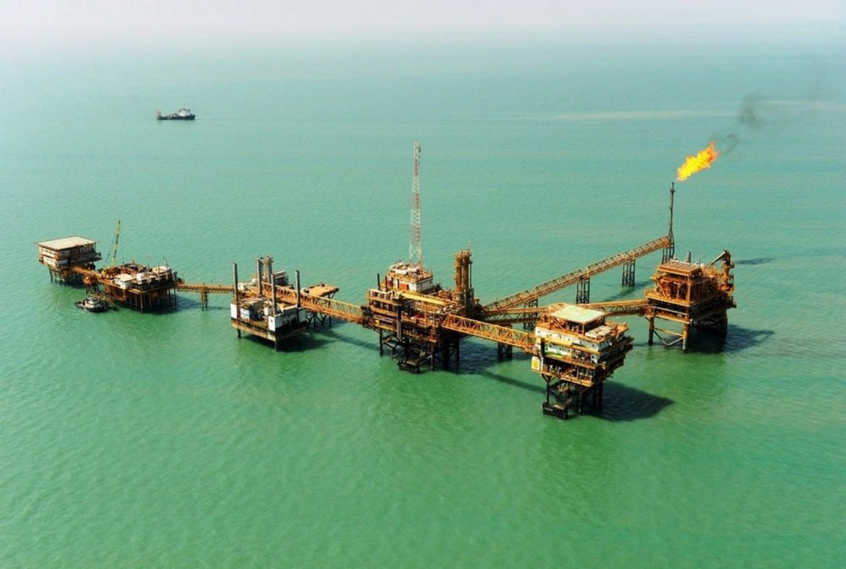 Малайзия добыча. Нефтяные месторождения Персидского залива. Газовое месторождение Персидского залива. Добыча нефти в персидском заливе. Персидский залив месторождения нефти.